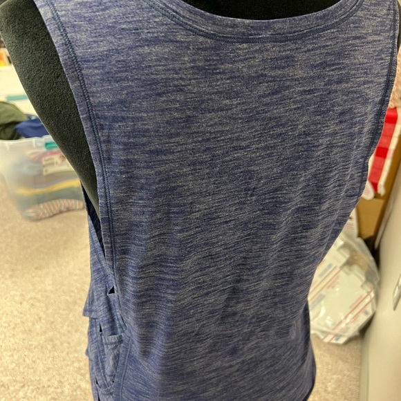 Lululemon tanks top - Picture 9 of 11